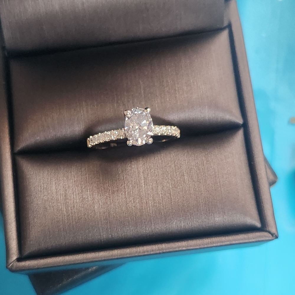 Elegant Gold Diamond Ring